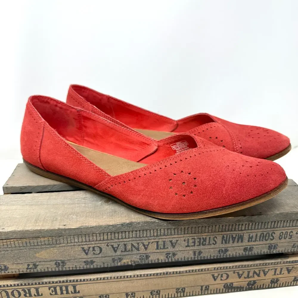 TOMS Pointed Toe Laser Cut Suede Flats In Red Size 12 - Picture 2 of 7